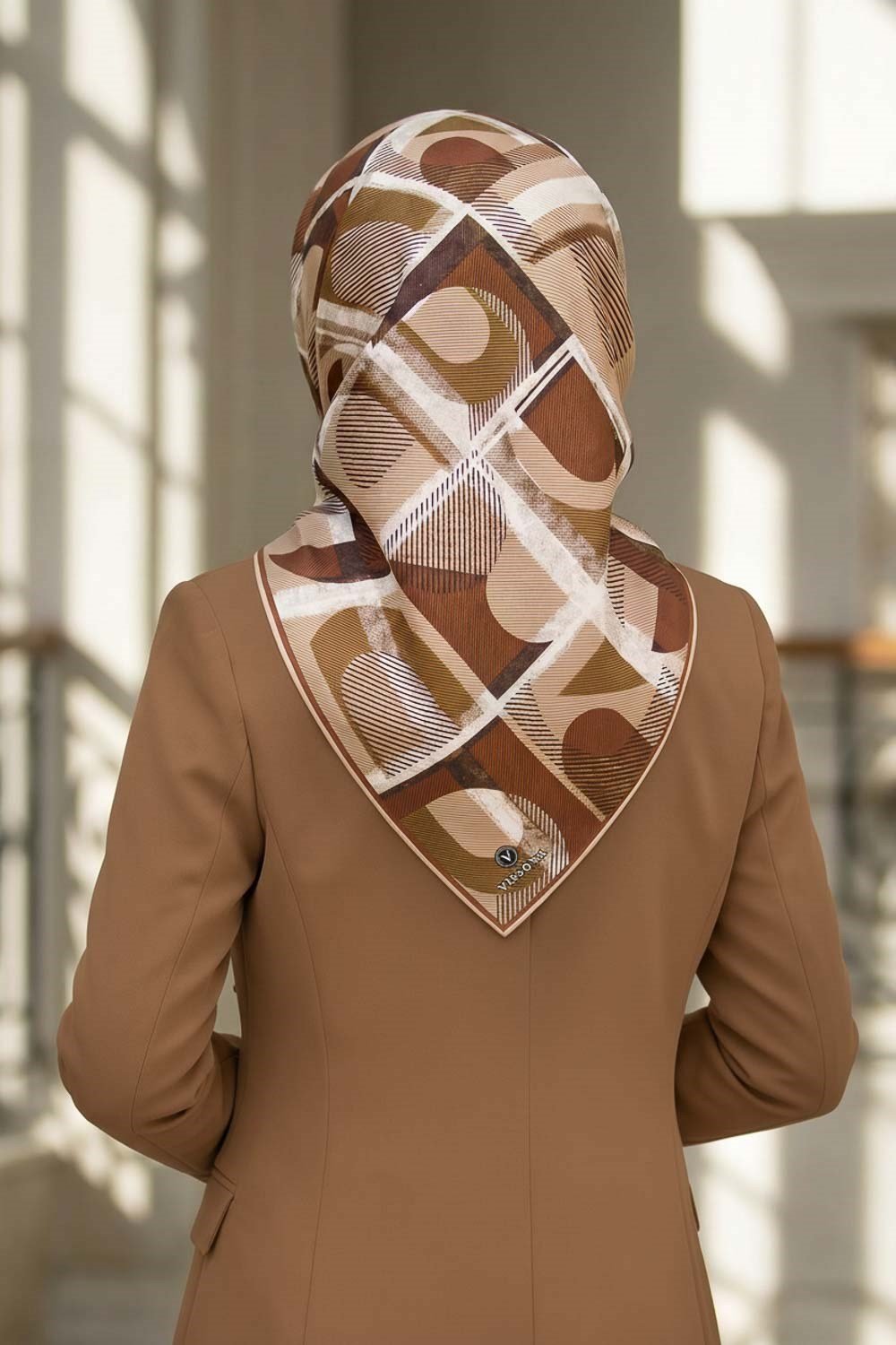 %100 Twill İpek Geometri Desenli Krem - Kahve Renkli 90x90 Eşarp Kenar Dikiş Şekli El Dikişli