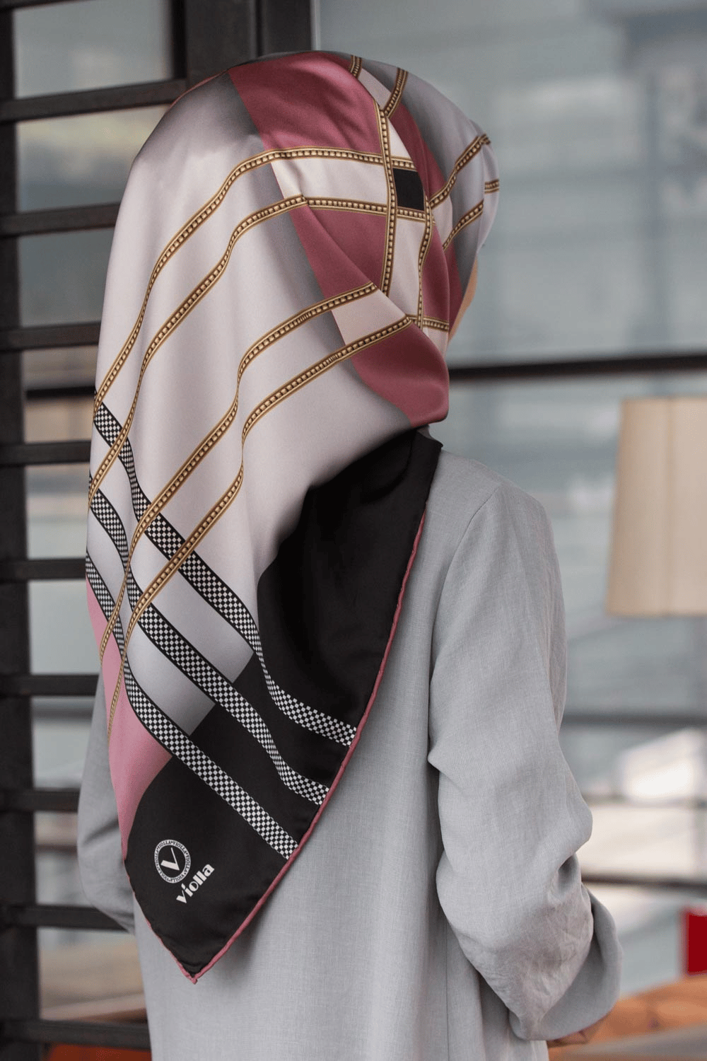 Twill Geometrik Desenli Gri - Pudra Renkli 90x90 Eşarp (İpek İçermez) Kenar Dikiş Şekli El Dikişli