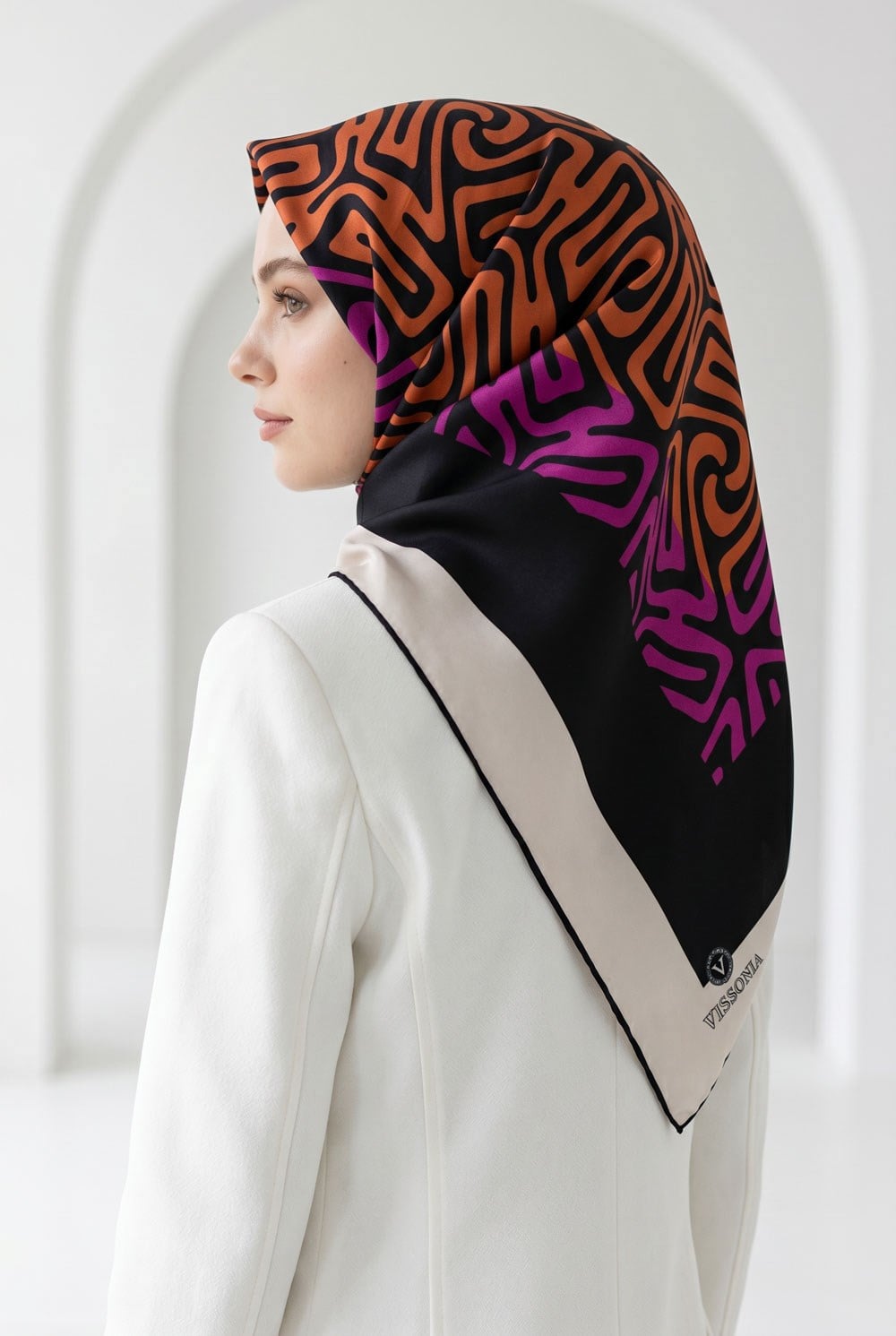 100% Twill İpek Bordürlü Dalga Desenli Fuşya - Turuncu Renkli 90x90 Dikim Şekli : El Dikişi Eşarp