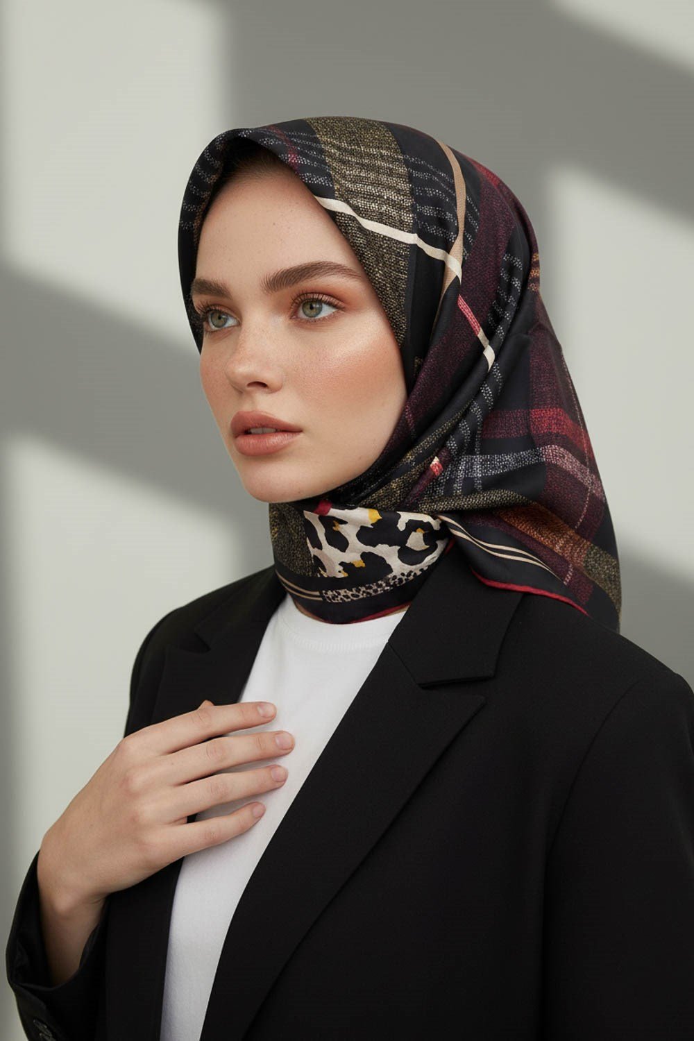 %100 Twill İpek Ekoseli Ve Leopar Desenli Siyah - Bordo Renkli 90x90 Eşarp Dikim Şekli : El Dikişi