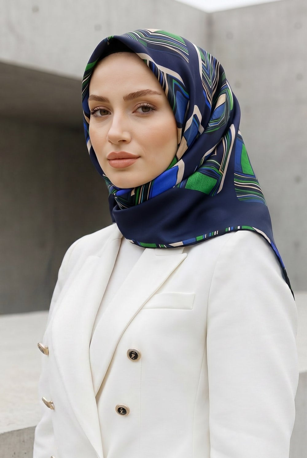 %100 Twill İpek Geometrik Kare Desenli Lacivert - Zümrüt Yeşili Renkli 90x90 Eşarp Dikim Şekli : El Dikişi