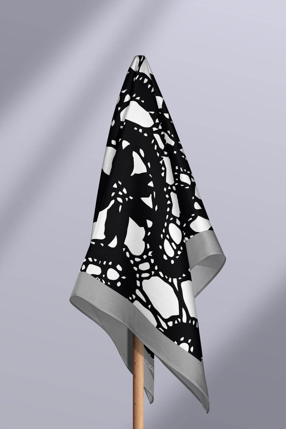 Violla F4 Kadın Zincir Desenli Bandana 50x50 Siyah Beyaz DG0101-22