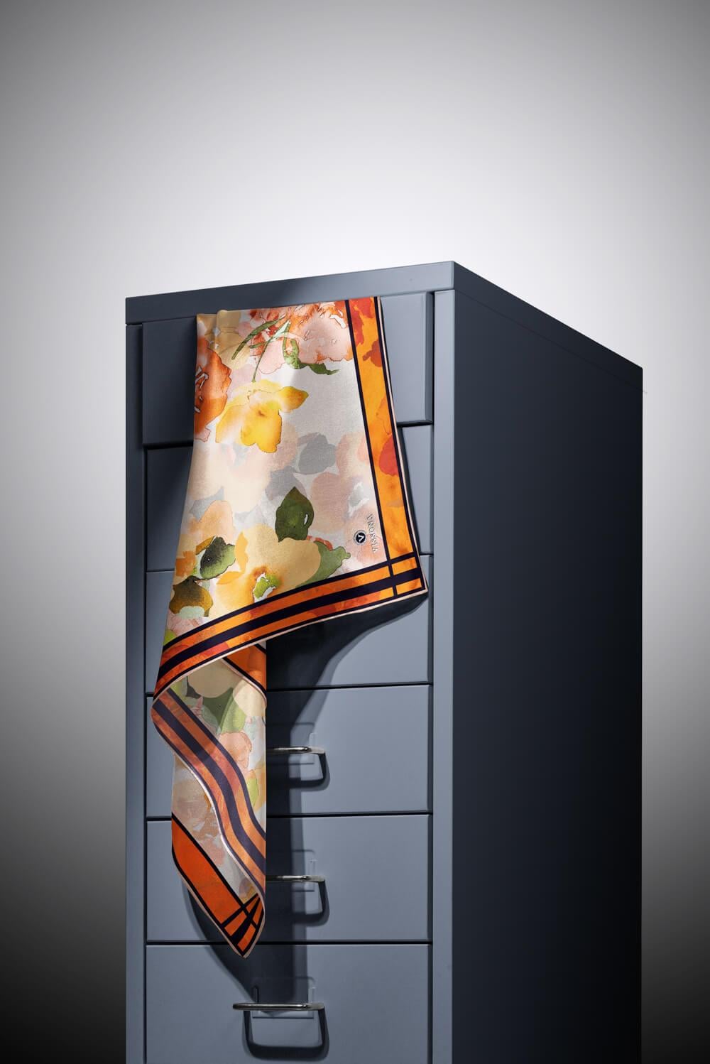 %100 Twill İpek Sulu Boyalı Çiçek Desenli Turuncu - Gold Renkli 90x90 Eşarp Dikim Şekli : El Dikişi