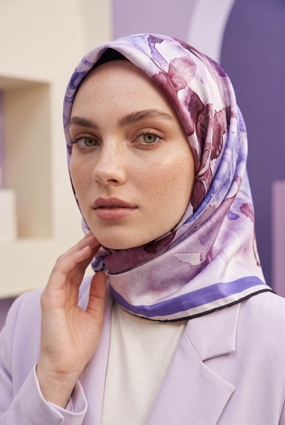 Rayon Çiçek Desenli Mor Renkli 90x90 Eşarp (İpek İçermez) Kenar Dikiş Şekli El Dikişli