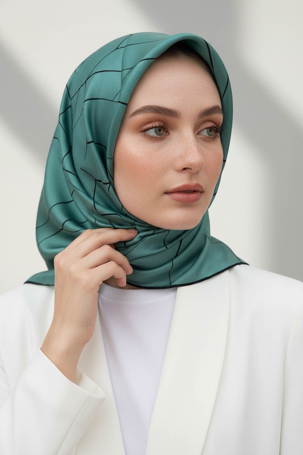%100 Twill İpek Çizgi Desenli Mint Yeşili - Siyah Renkli 90x90 Eşarp Dikim Şekli : El Dikişi