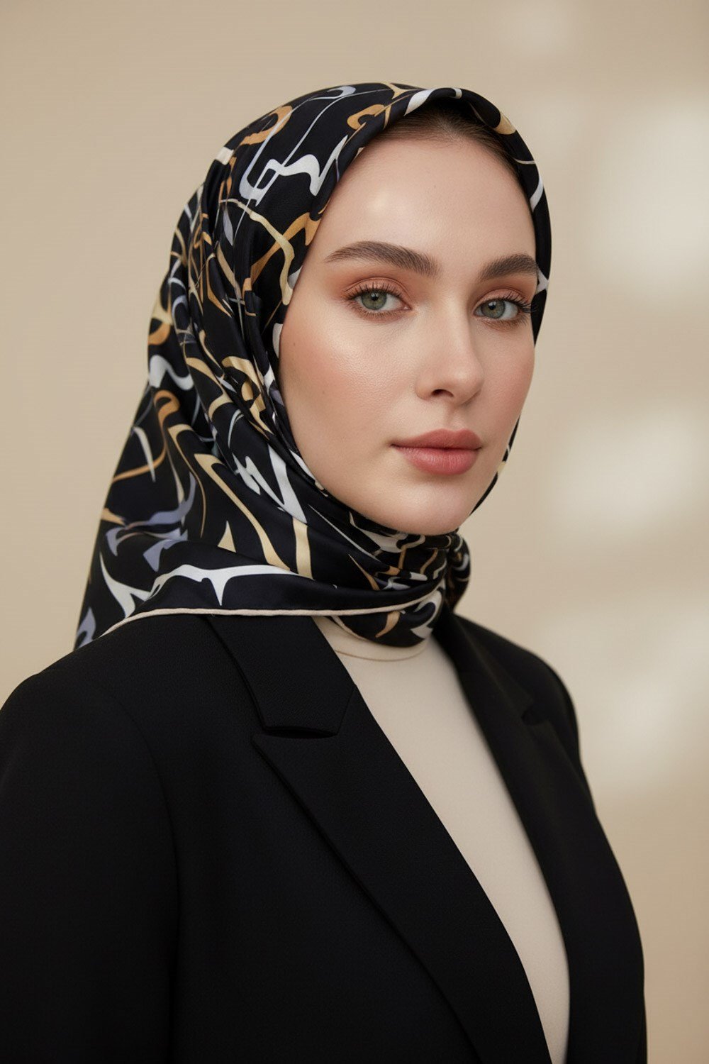 % 57 İPEK % 43 VİSKON Twill İpek Soyut Geometrik Desenli Gold - Gri Renkli 90x90 Eşarp Dikim Şekli : El Dikişi