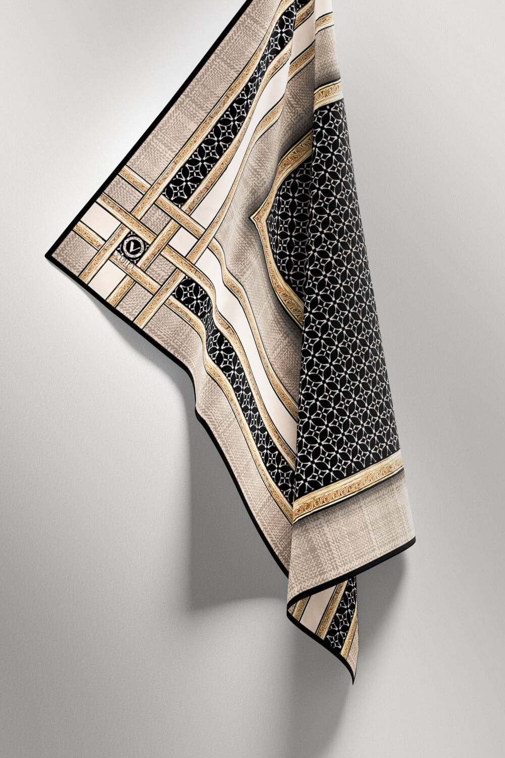 Twill Gold Bordürlü Geometrik Desenli Bej Renkli 90x90 Eşarp (İpek İçermez) Kenar Dikiş Şekli El Dikişli