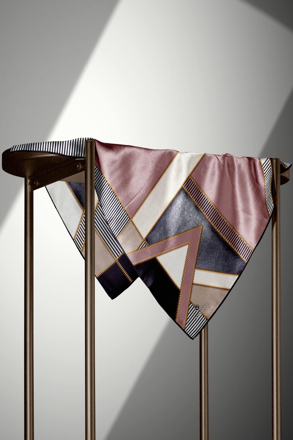 % 57 İPEK % 43 VİSKON Twill İpek Geometrik Desenli Sütlü Kahve - Krem Renkli 90x90 Eşarp Dikim Şekli : El Dikişi