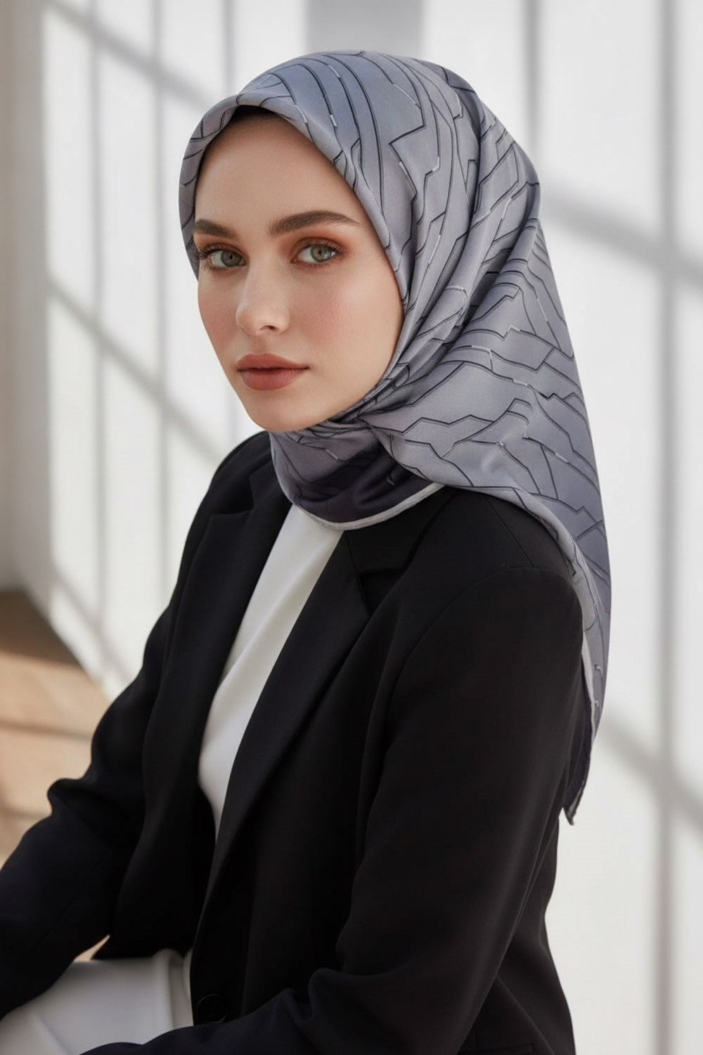 %100 Twill İpek Geometrik Desenli Gümüş Renkli 90x90 Eşarp Dikim Şekli : El Dikişi