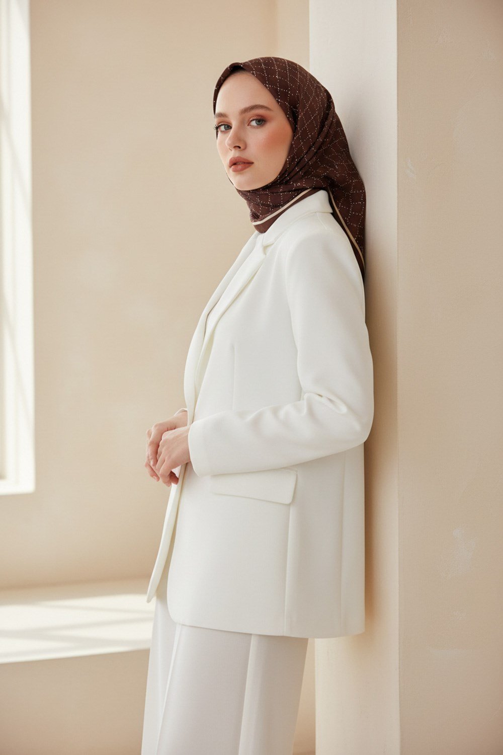 %100 Twill İpek Minik V Desenli Kahverengi Renkli 90x90 Eşarp Dikim Şekli : El Dikişi