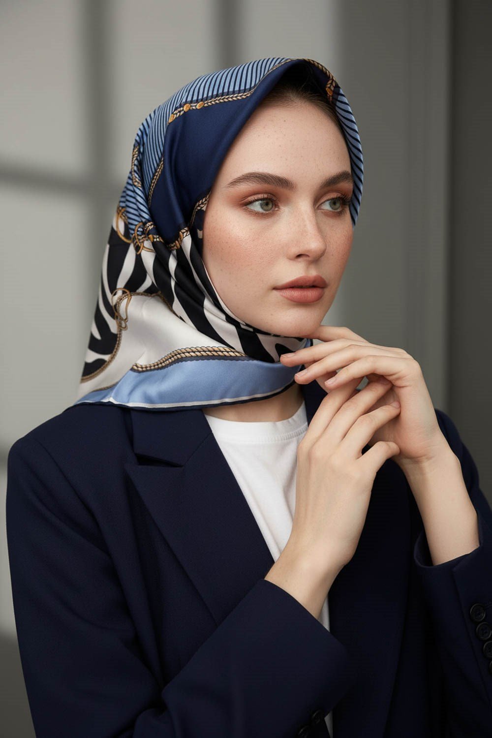 %100 Twill İpek Zincirli Ve Zebra Desenli Bebe Mavisi - Lacivert Renkli 90x90 Eşarp Dikim Şekli : El Dikişi