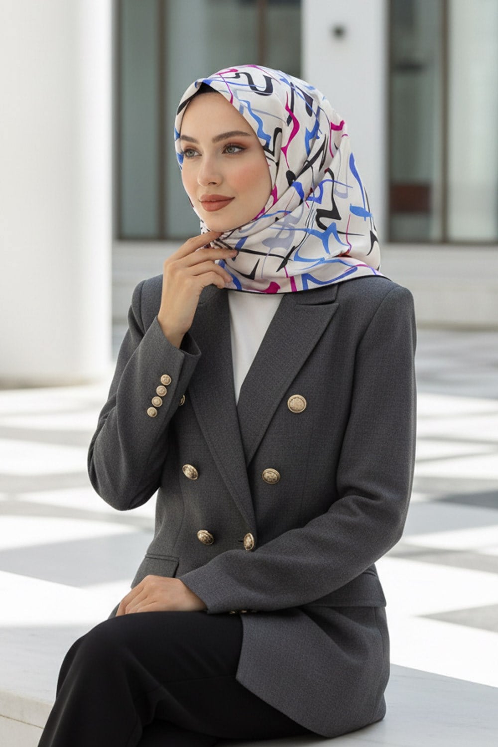 %100 Twill İpek Soyut Geometrik Desenli Fuşya - Saks Renkli 90x90 Eşarp Dikim Şekli : El Dikişi