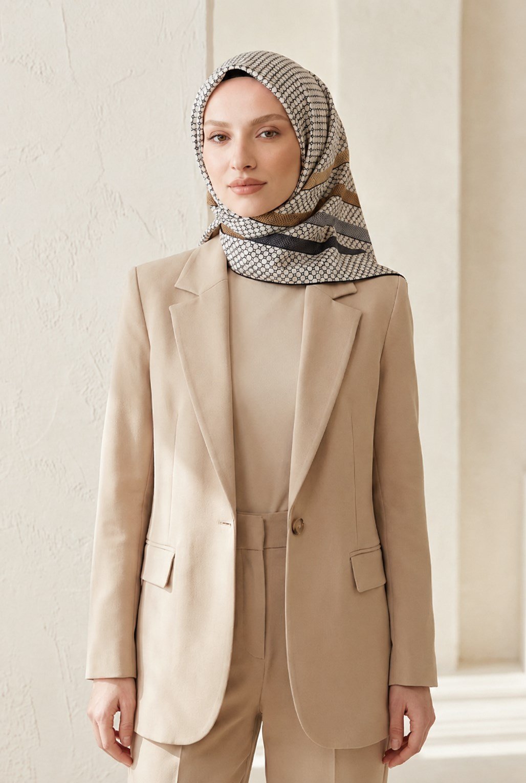 %100 Twill İpek Bantlı Monogram Desenli Gold - Gri Renkli 90x90 Eşarp Dikim Şekli : El Dikişi