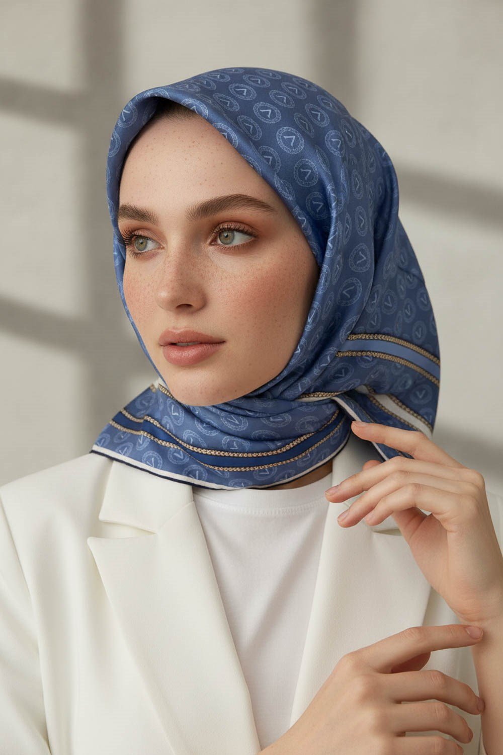 %100 Twill İpek Monogram Desenli İndigo - İndigo Renkli 90x90 Eşarp Dikim Şekli : El Dikişi