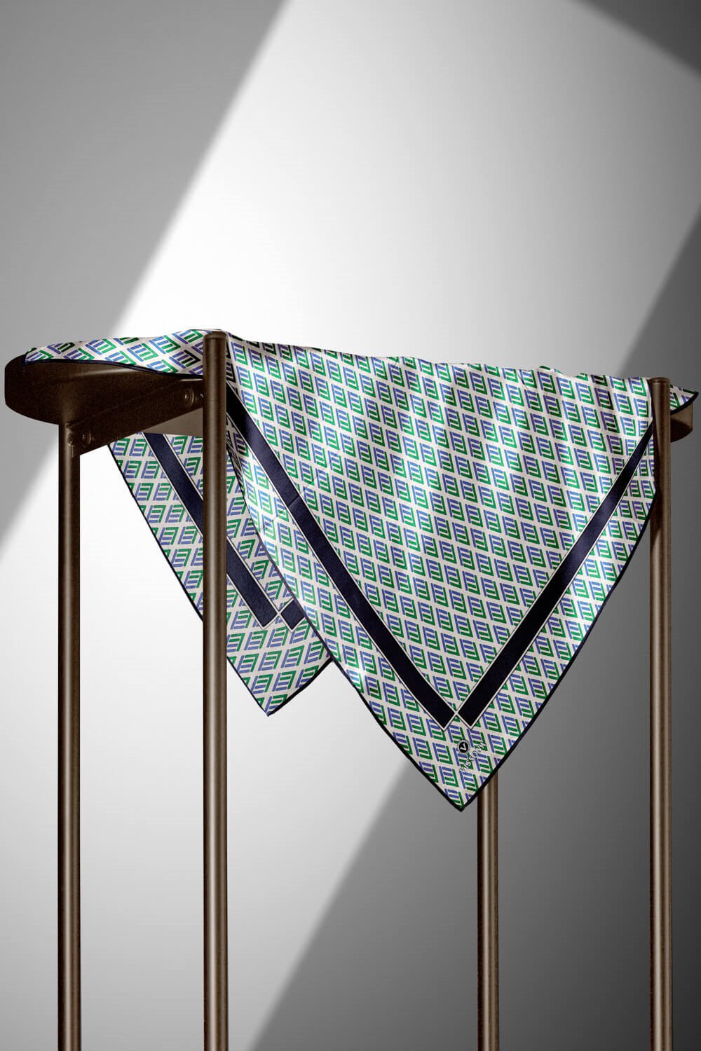 % 57 İPEK % 43 VİSKON Twill İpek Geometrik Desenli Saks - Zümrüt Yeşili Renkli 90x90 Eşarp Dikim Şekli : El Dikişi