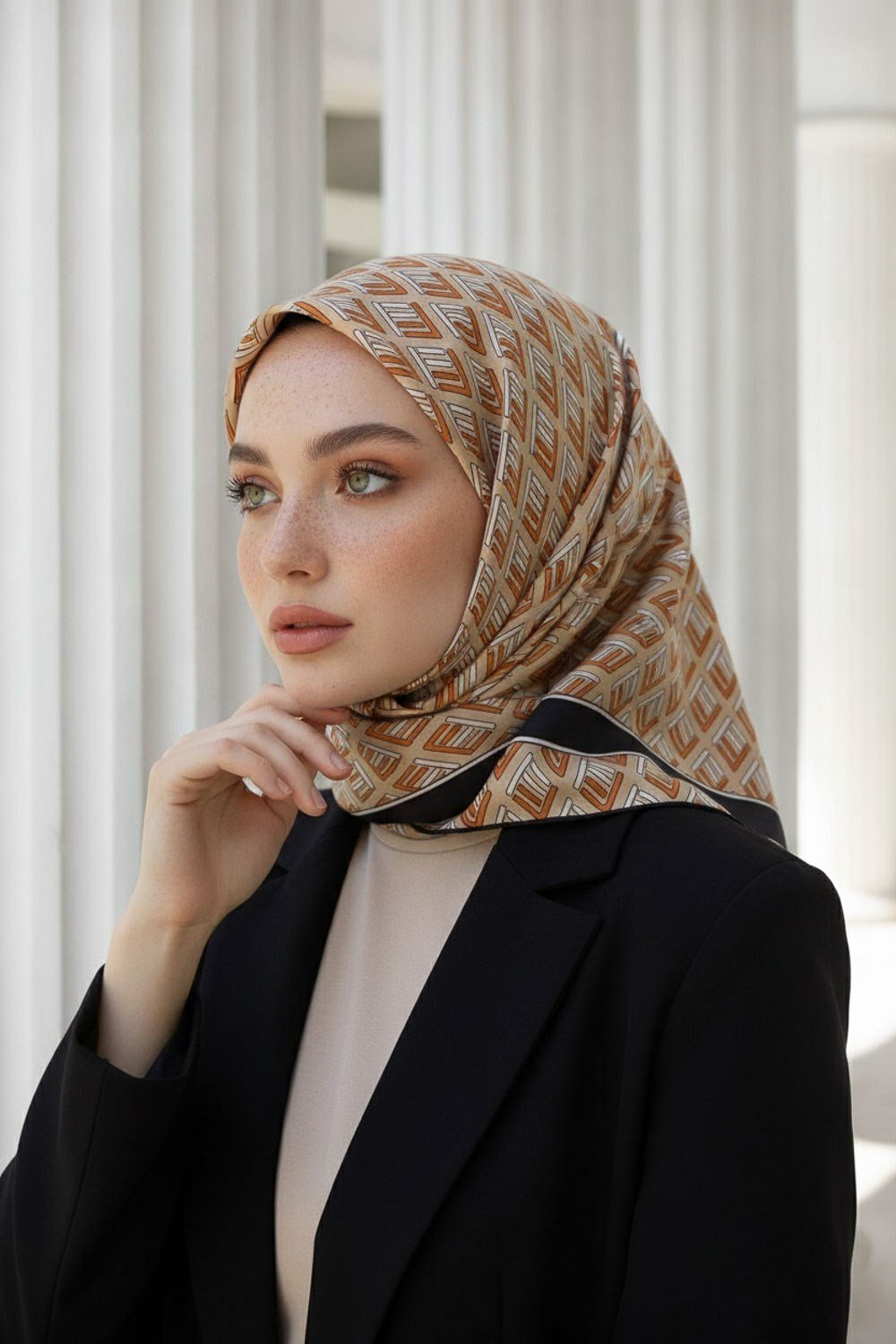 % 57 İPEK % 43 VİSKON Twill İpek Geometrik Desenli Bej - Taba  Renkli 90x90 Eşarp Dikim Şekli : El Dikişi