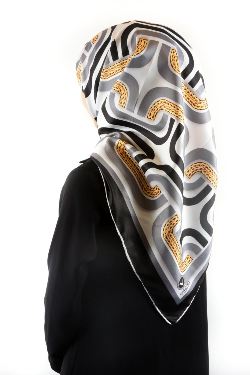 Twill Geometrik Zincir Desenli Gümüş Renkli 90x90 Eşarp (İpek İçermez) Kenar Dikiş Şekli El Dikişli