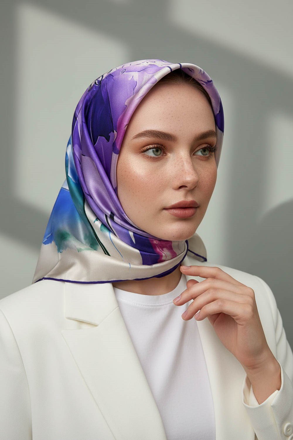 %100 Twill İpek Sulu Boya Çiçek Desenli Mor Renkli 90x90 Eşarp Dikim Şekli : El Dikişi