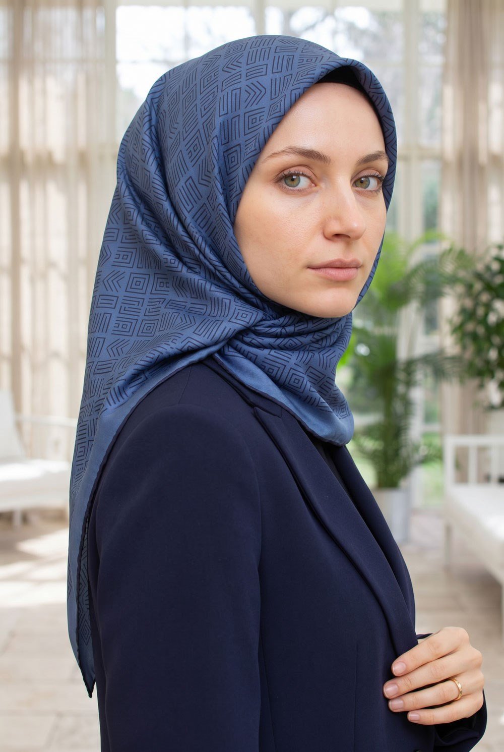 %57 İPEK %43 VİSKON Twill İpek Etnik Motif Desenli İndigo - Lacivert Renkli 90x90 Eşarp Dikim Şekli : El Dikişi
