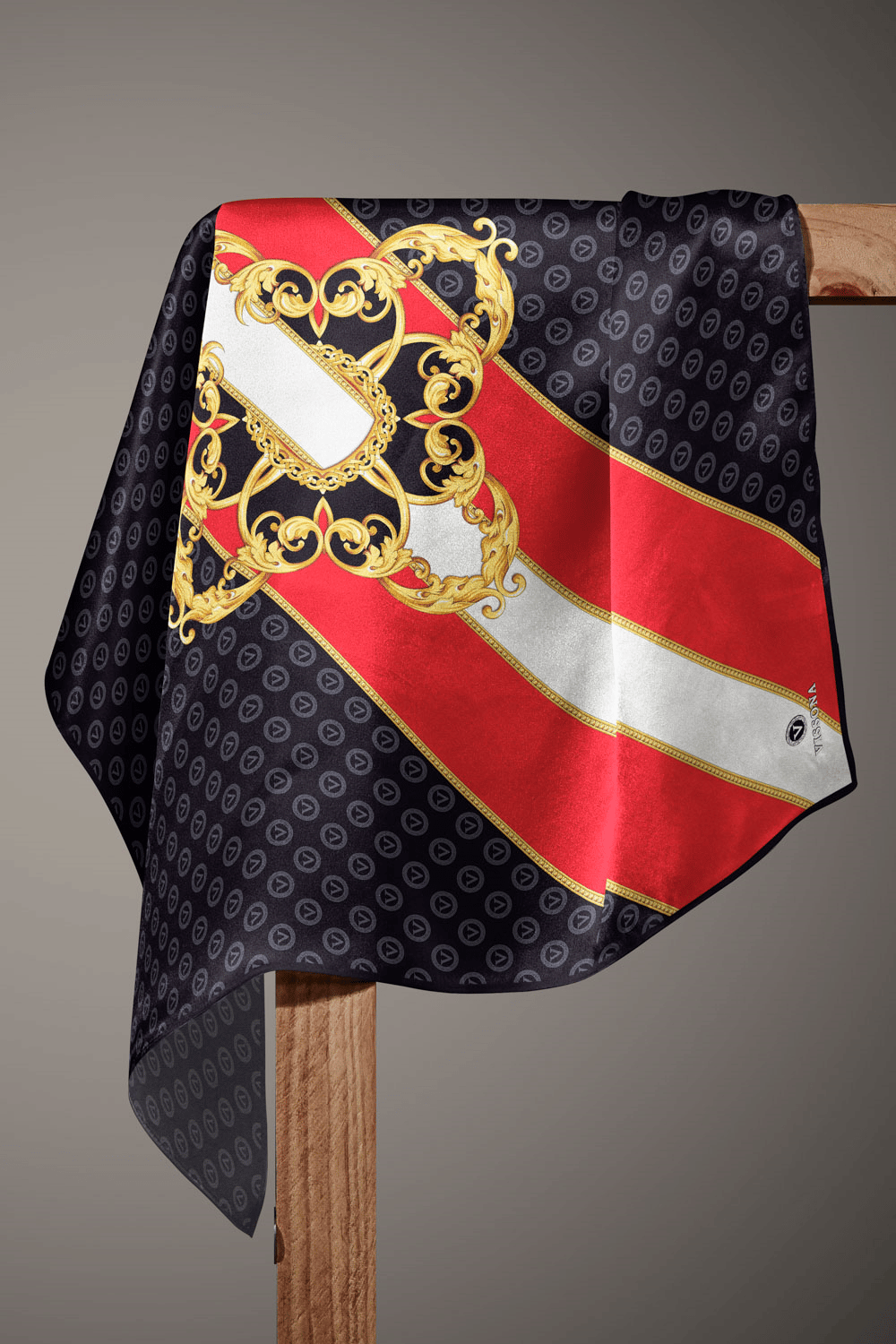 %100 Twill İpek Monogram Ve Barok Desenli Siyah - Kırmızı Renkli 90x90 Eşarp Dikim Şekli : El Dikişi