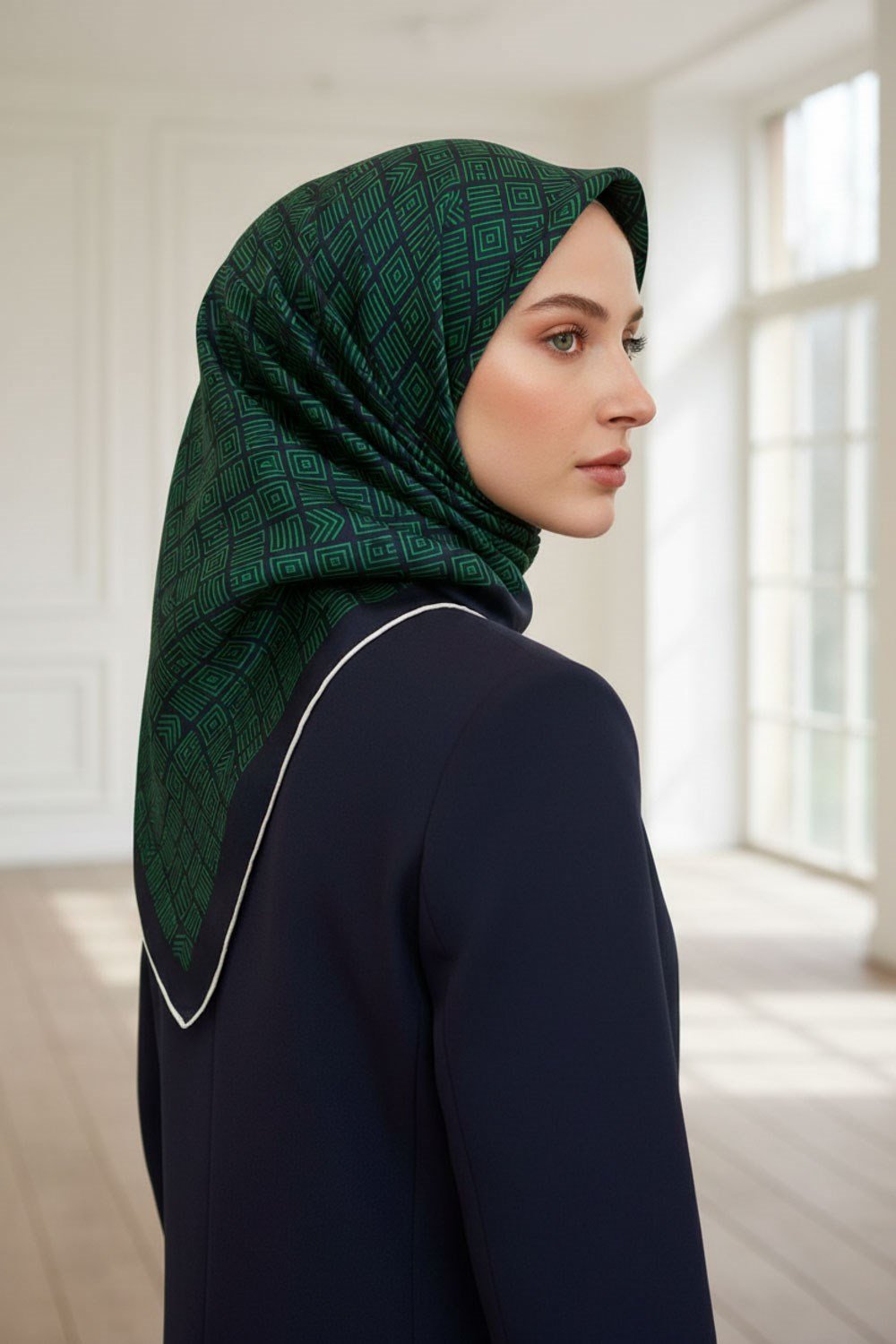 %57 İPEK %43 VİSKON Twill İpek Etnik Motif Desenli Zümrüt Yeşili - Lacivert Renkli 90x90 Eşarp Dikim Şekli : El Dikişi