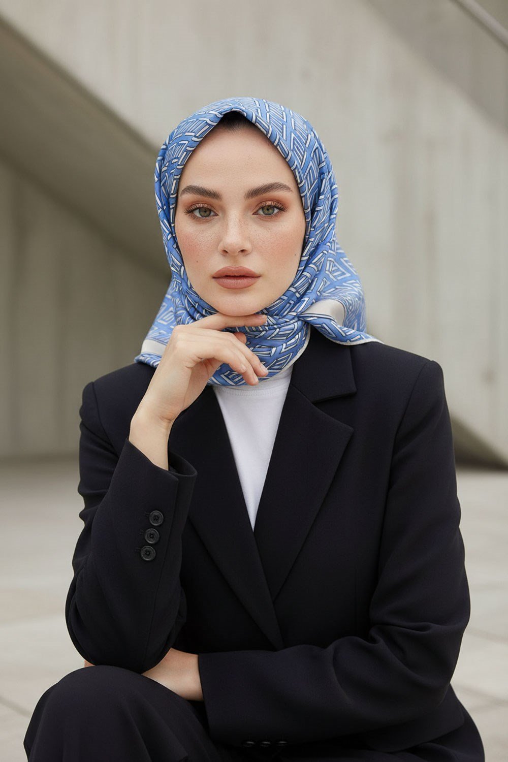% 57 İPEK % 43 VİSKON Twill İpek Geometrik Desenli İndigo - Krem Renkli 90x90 Eşarp Dikim Şekli : El Dikişi
