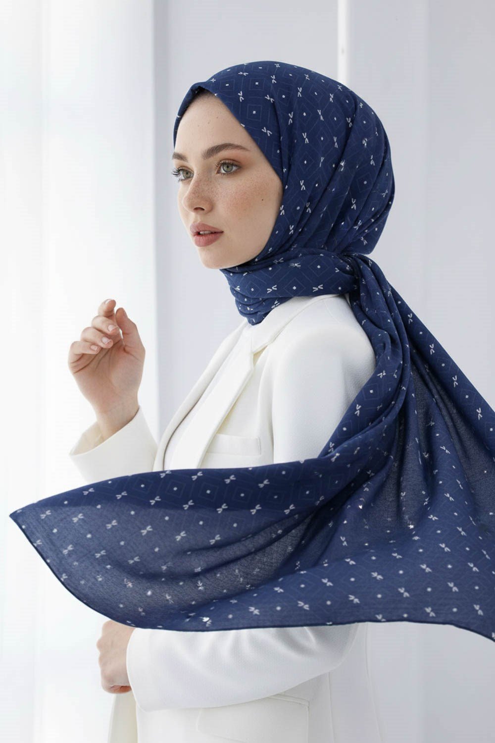 KREP GEOMETRİK DESENLİ LACİVERT RENKLİ 75X195 KIRIŞMAZ ŞAL