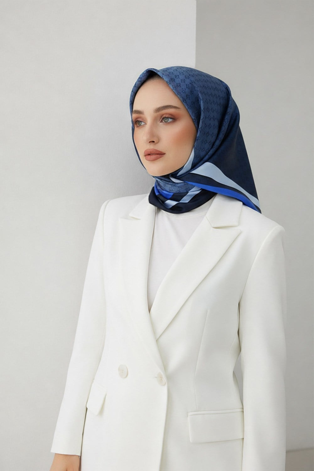 % 57 İPEK % 43 VİSKON Twill İpek Degrade Desenli Lacivert - İndigo Renkli 90x90 Eşarp Dikim Şekli : El Dikişi