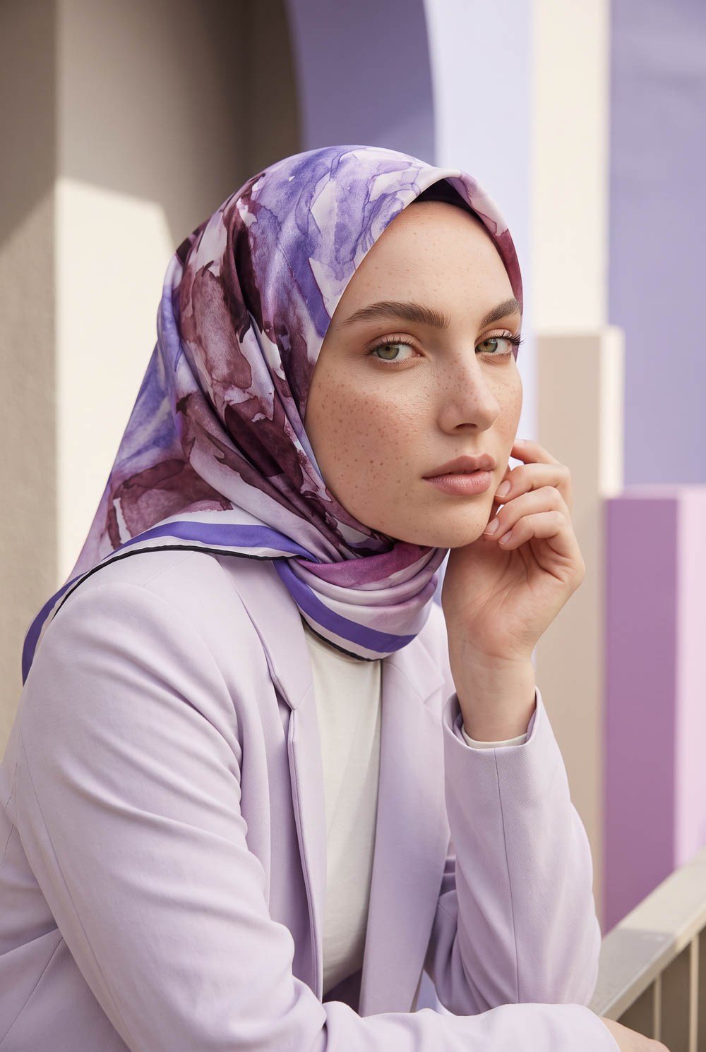 Rayon Çiçek Desenli Mor Renkli 90x90 Eşarp (İpek İçermez) Kenar Dikiş Şekli El Dikişli