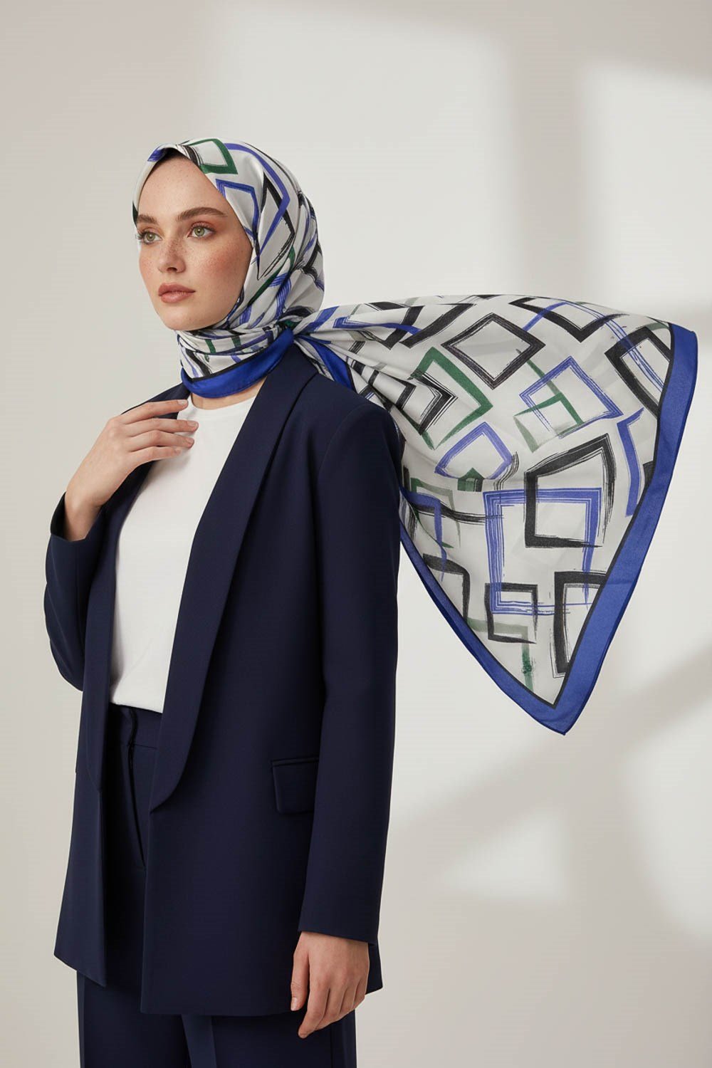 KREP GEOMETRİK DESENLİ SAKS RENKLİ 75X195 KIRIŞMAZ ŞAL
