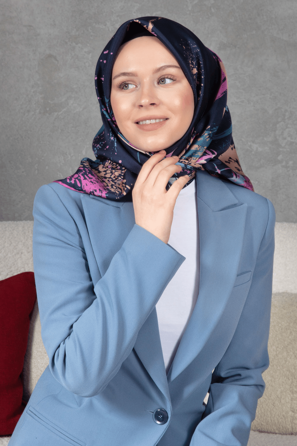 %100 Twill İpek Suluboya Çiçek Desenli Lacivert - Pembe Renkli 90x90 Eşarp Dikim Şekli : El Dikişi