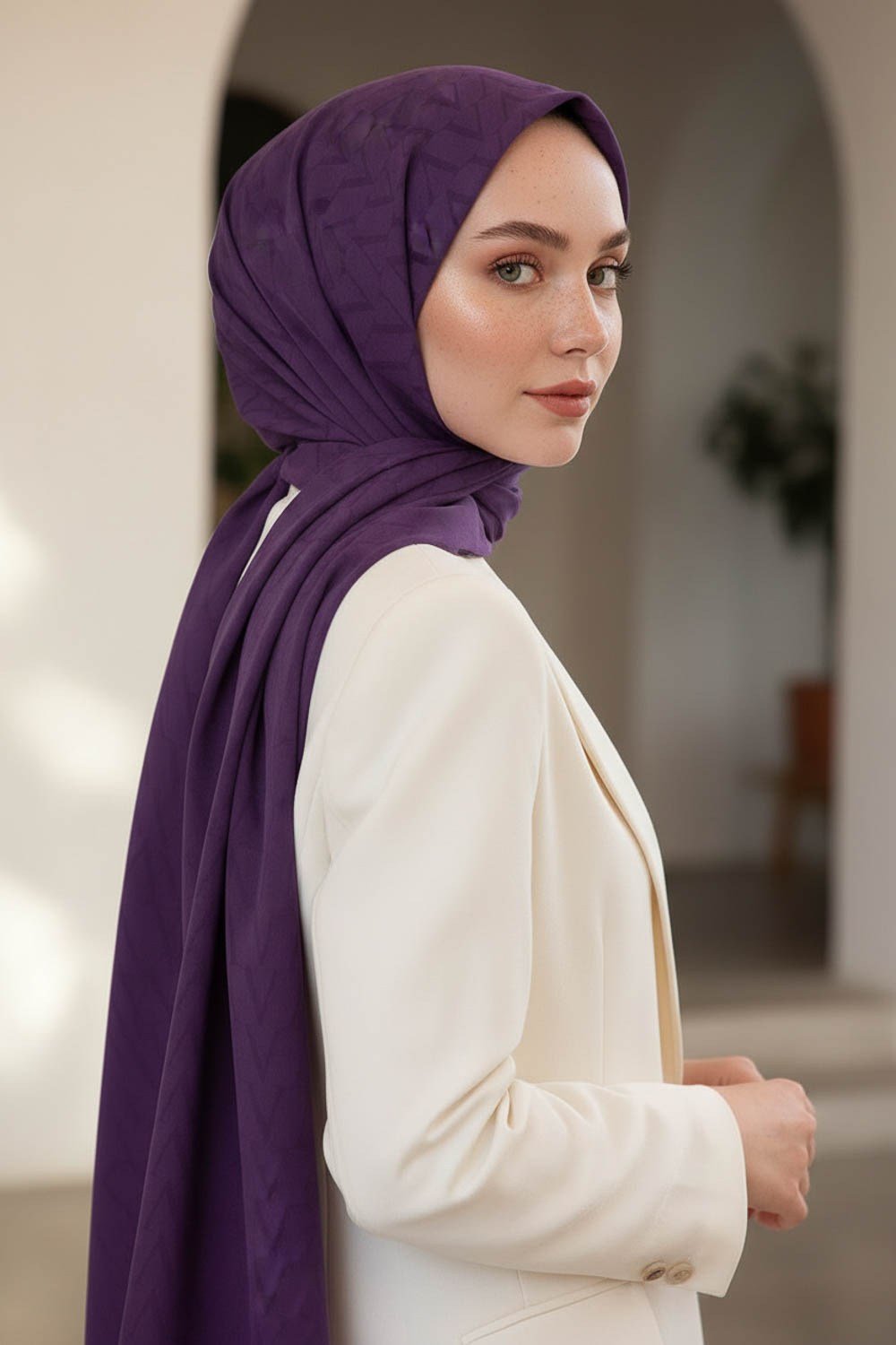 KREP DEGRADELİ MONOGRAM DESENLİ LİLA RENKLİ 75X195 KIRIŞMAZ ŞAL