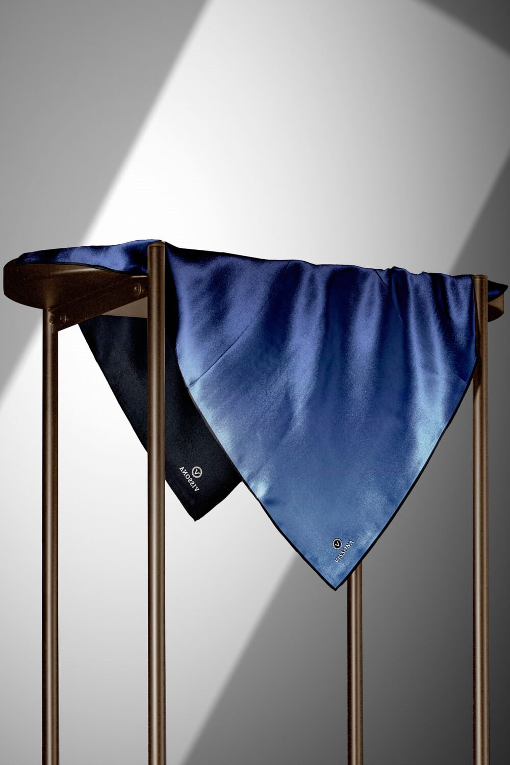 % 57 İPEK % 43 VİSKON Twill İpek Degrade Desenli Buz Mavisi Renkli 90x90 Eşarp Dikim Şekli : El Dikişi