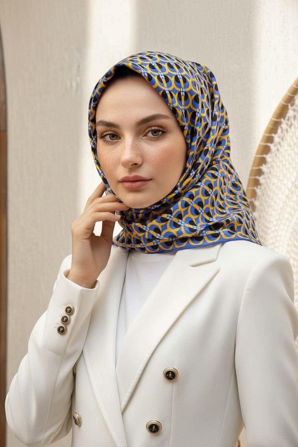 %100 Twill İpek Geometrik Desenli Saks - Gold Renkli 90x90 Eşarp Dikim Şekli : El Dikişi