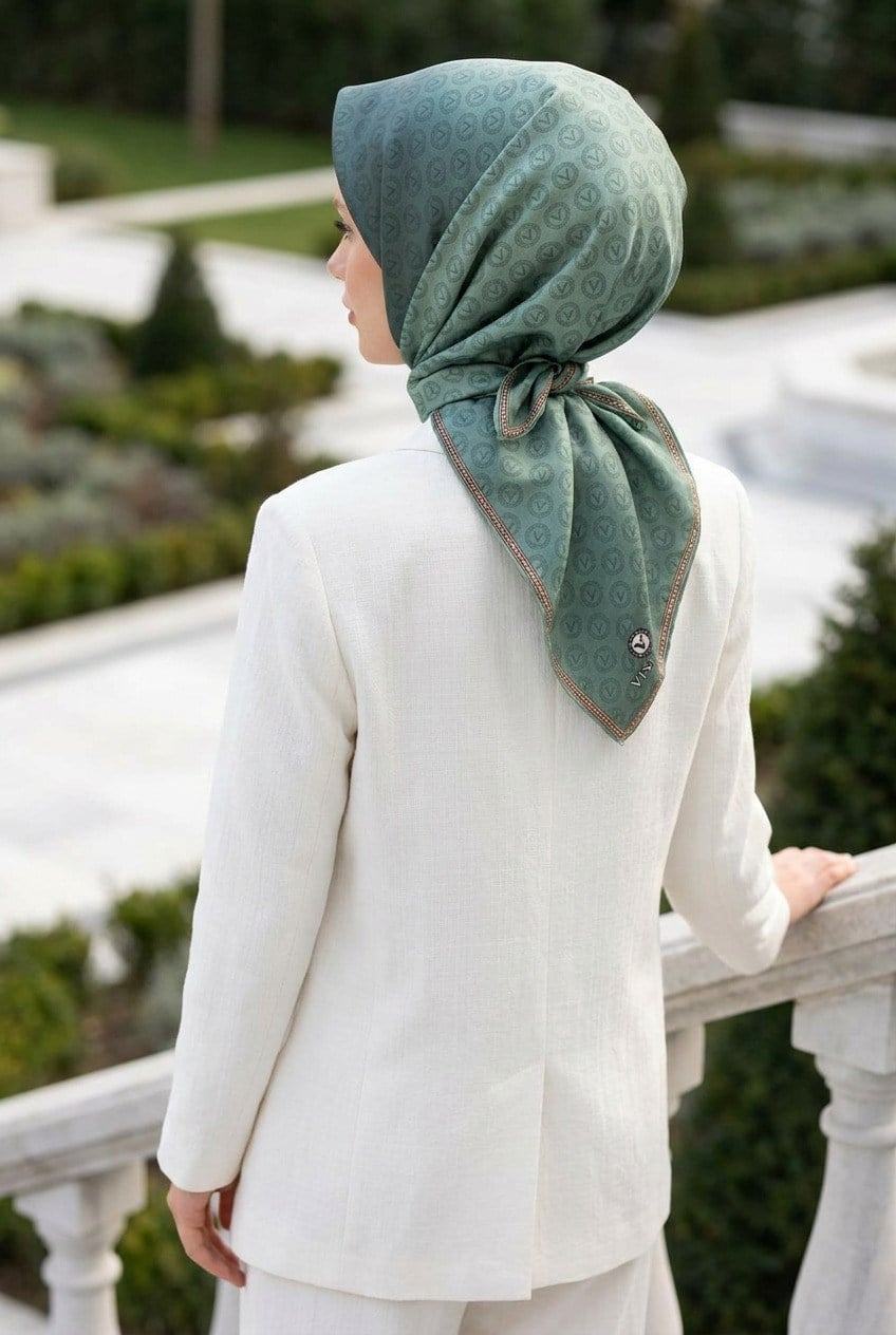 %100 Twill İpek Monogram Desenli Benetton Yeşili Renkli 90x90 Eşarp Dikim Şekli : El Dikişi