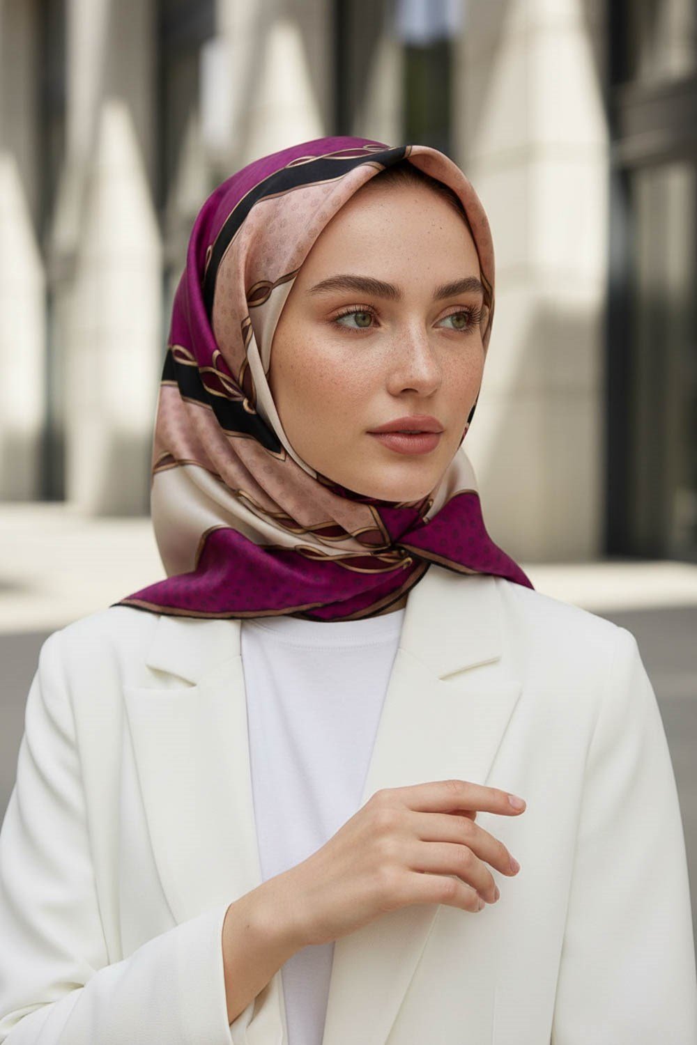 %100 Twill İpek Puantiyeli ve Geometrik Desenli Mürdüm - Krem Renkli 90x90 Eşarp Dikim Şekli : El Dikişi