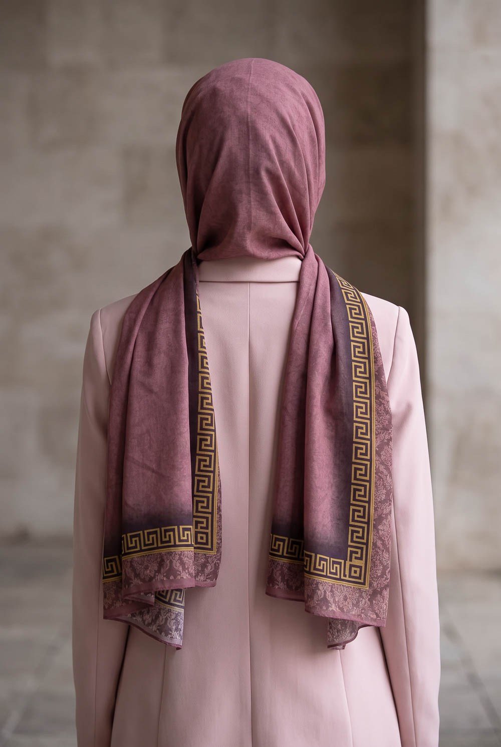 KREP GOLD DETAYLI BAROK DESENLİ GÜL KURUSU RENKLİ 75X195 KIRIŞMAZ ŞAL
