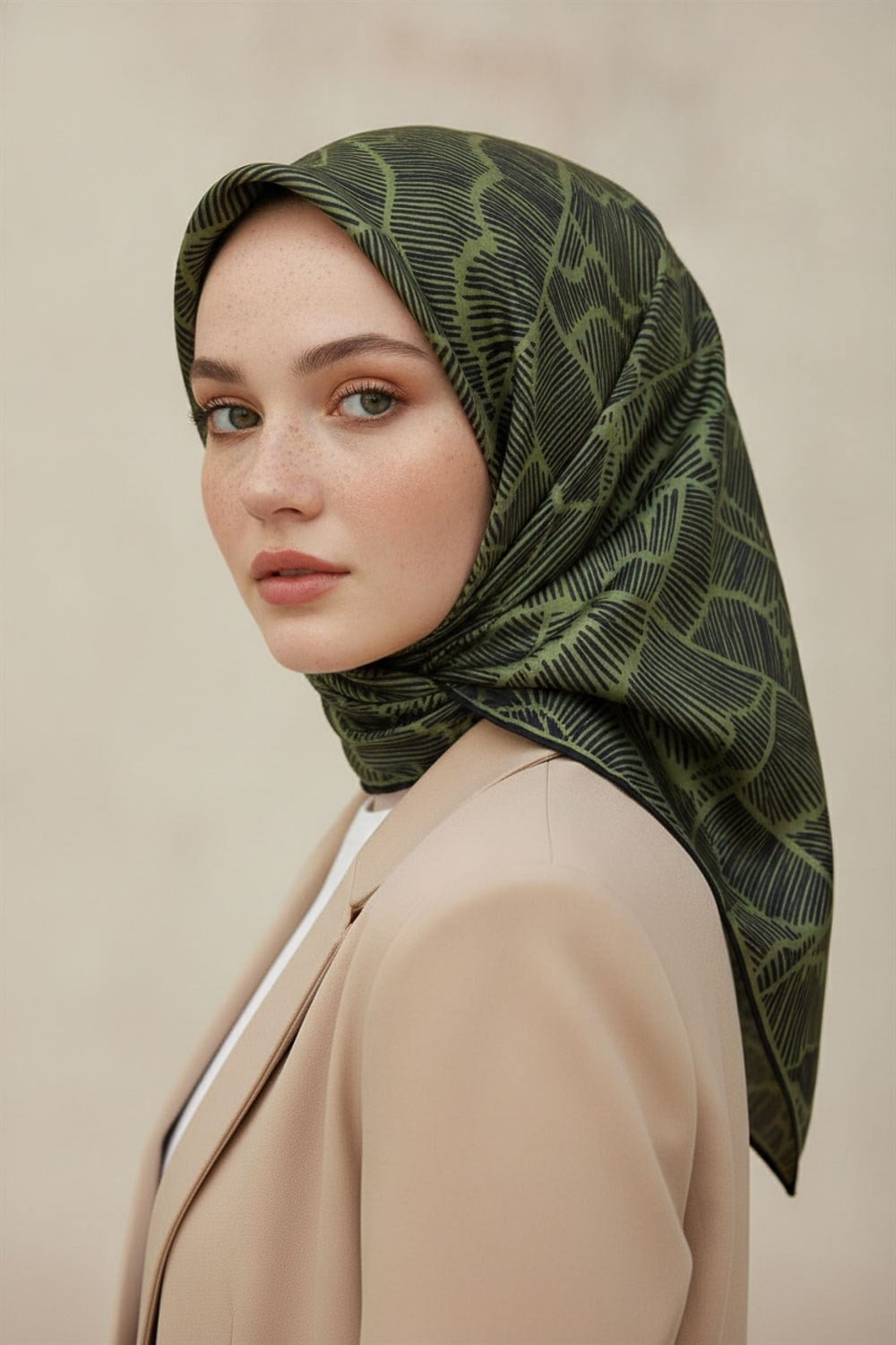 %100 Twill İpek Geometrik Desenli Haki - Siyah Renkli 90x90 Eşarp Dikim Şekli : El Dikişi