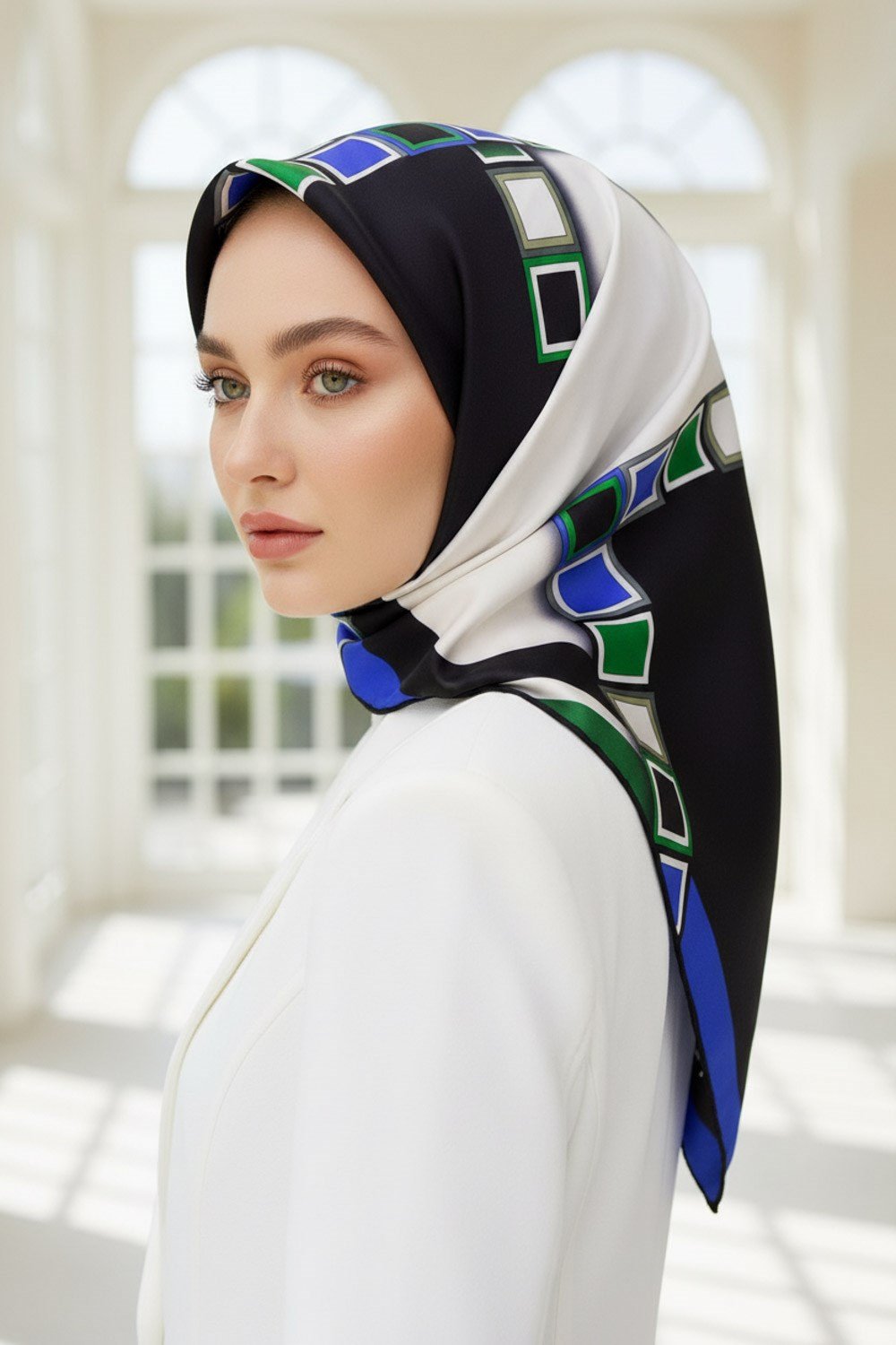 %100 Twill İpek Geometrik Desenli Saks - Zümrüt Yeşili Renkli 90x90 Eşarp Dikim Şekli : El Dikişi
