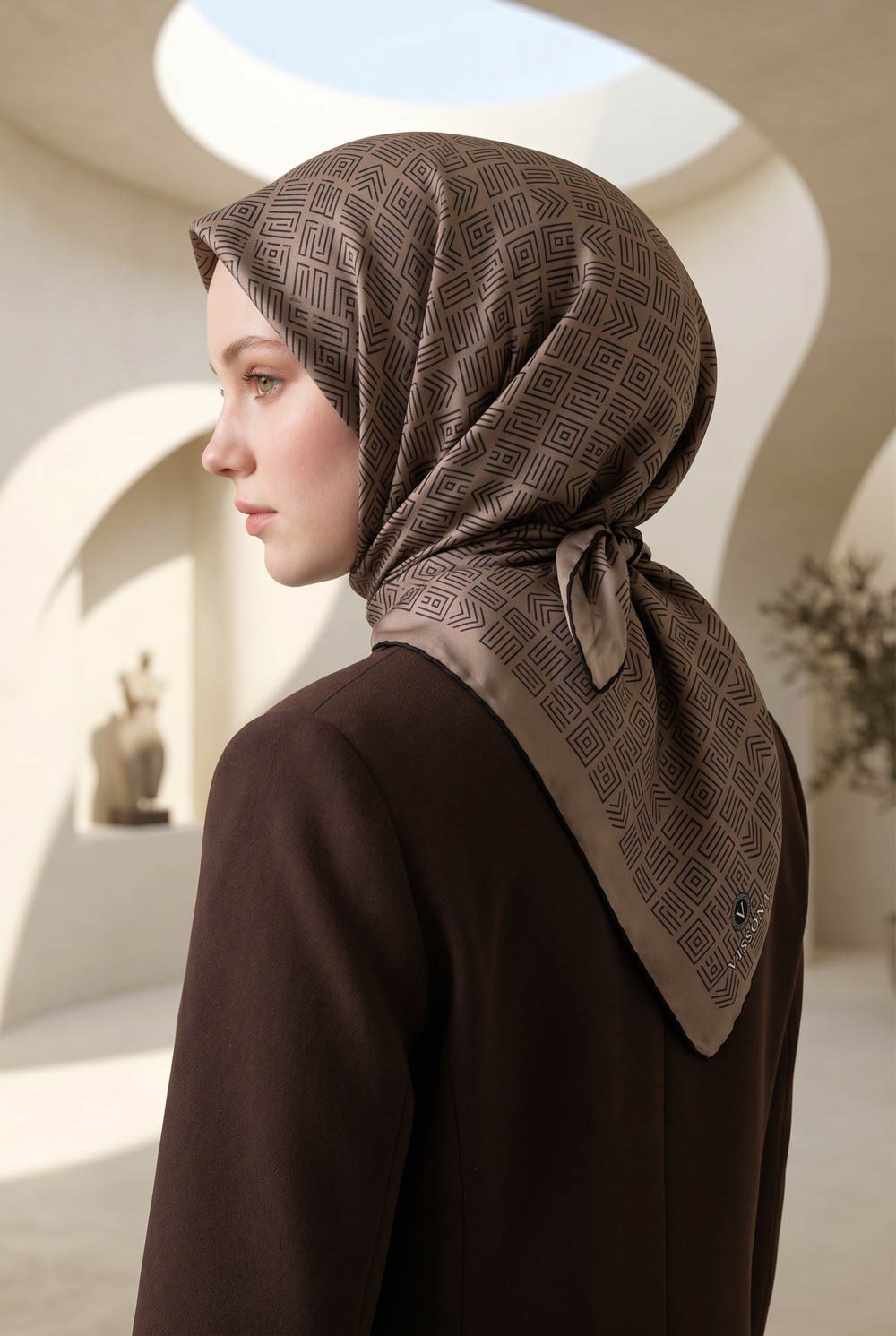 %57 İPEK %43 VİSKON Twill İpek Etnik Motif Desenli Vizon - Siyah Renkli 90x90 Eşarp Dikim Şekli : El Dikişi