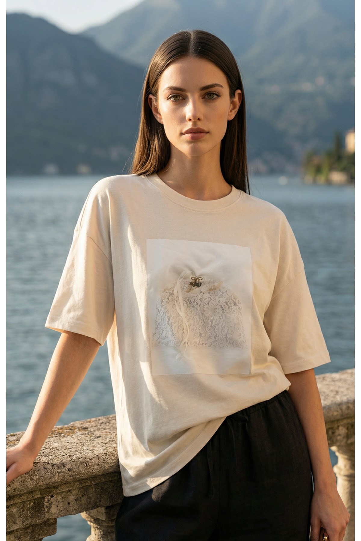 Bej %100 Pamuk Amia&Co.Oversize Bisiklet Yaka Aksesuar Detaylı Baskılı Kadın T-Shirt