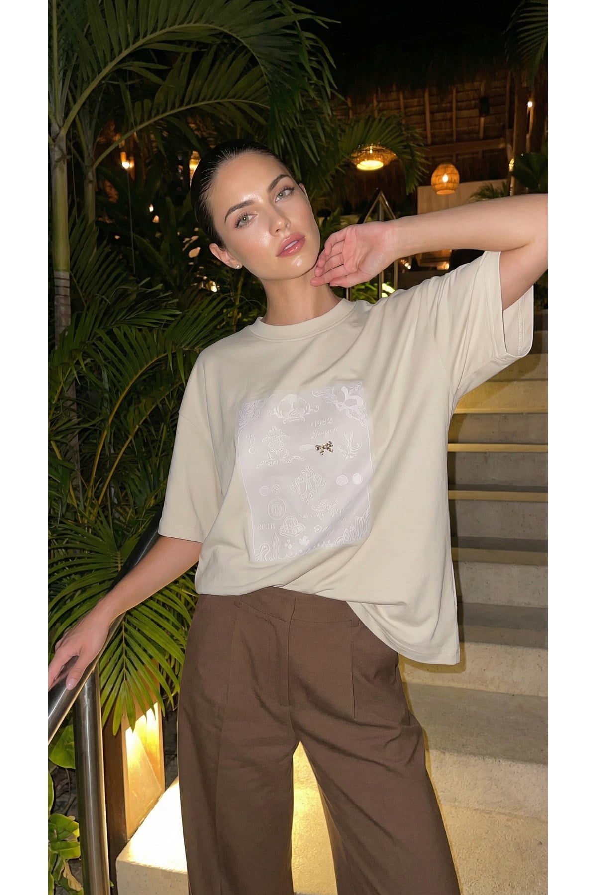 Bej %100 Pamuk Amia&Co. Oversize Kalıp Şık Desenli Aksesuar Detaylı T-Shirt

