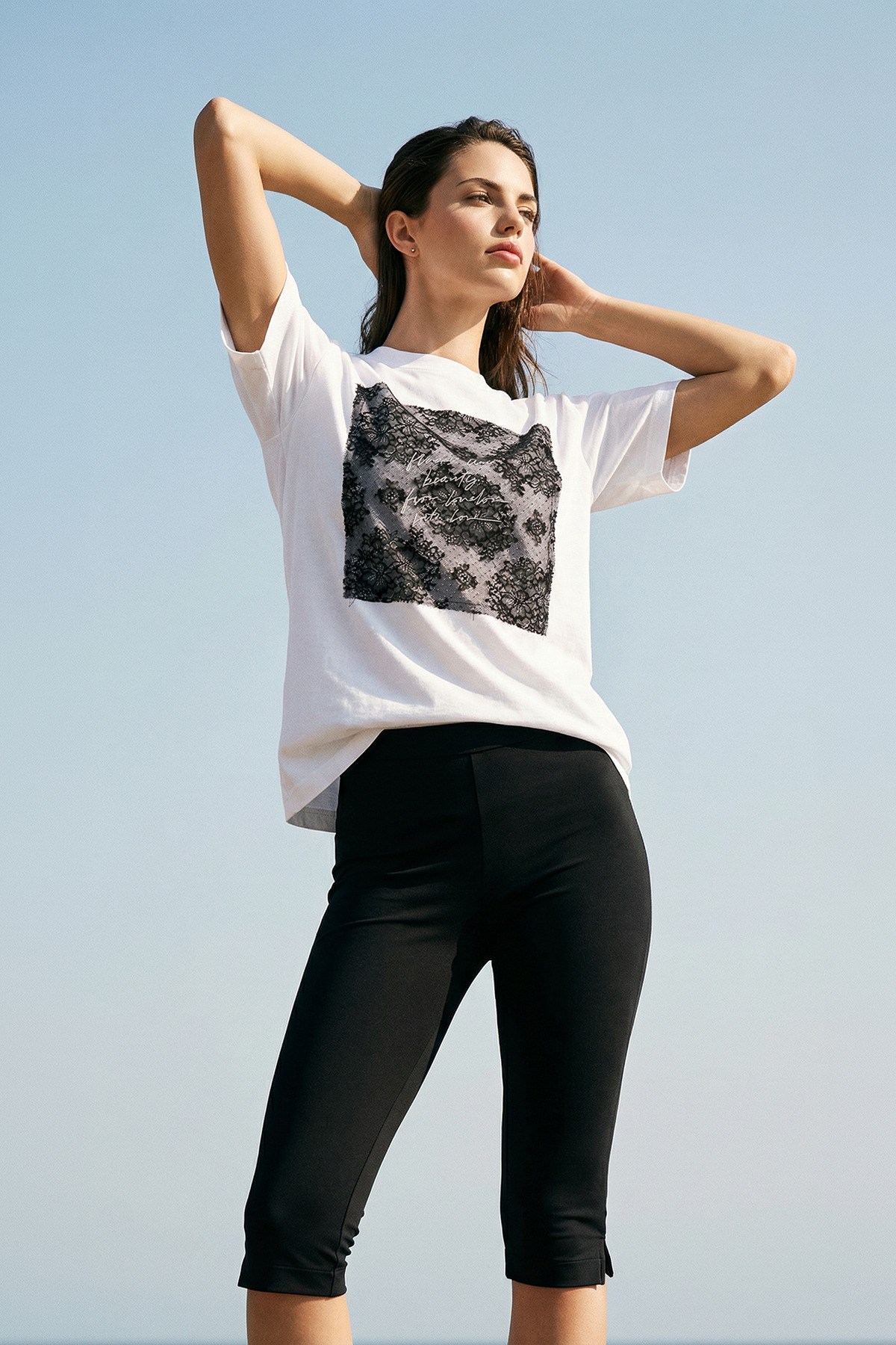 Ekru Amia&Co.Oversize Bisiklet Yaka Basic Dantel Görünümlü Baskılı Kısa Kollu Kadın T-Shirt