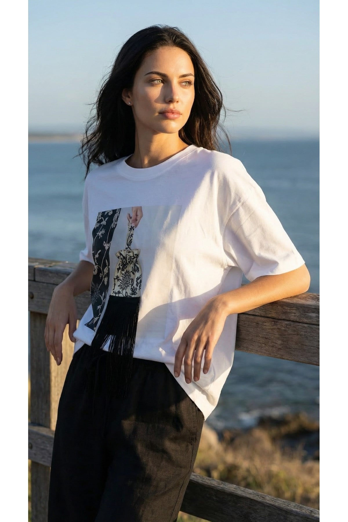 Ekru %100 Pamuk Amia&Co. Oversize Bisiklet Yaka Aksesuar Temalı Püskül Detaylı Çanta Baskılı Kadın T-Shirt