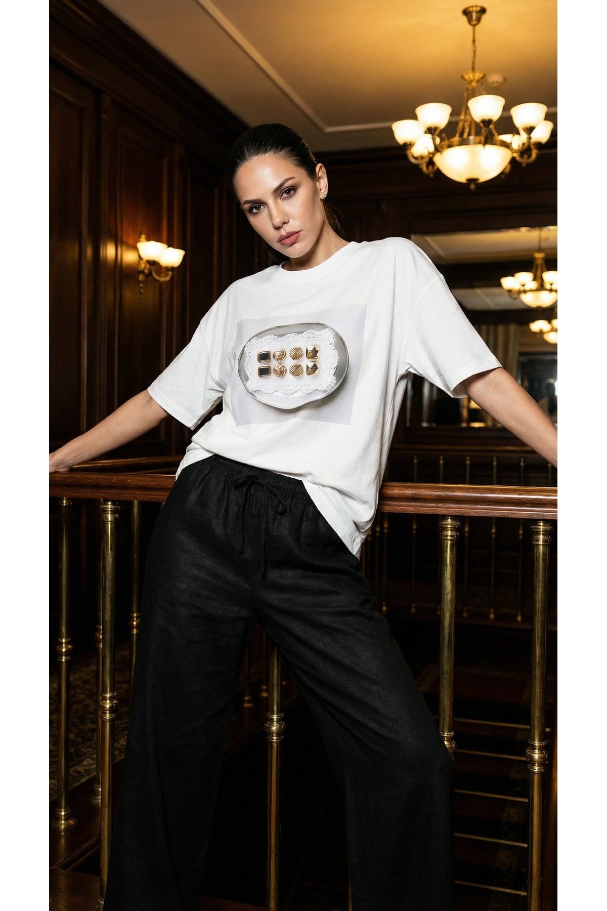 Ekru %100 Pamuk Amia&Co. Oversize Bisiklet Yaka Takı Temalı Baskılı Basic Kısa Kollu Kadın T-Shirt