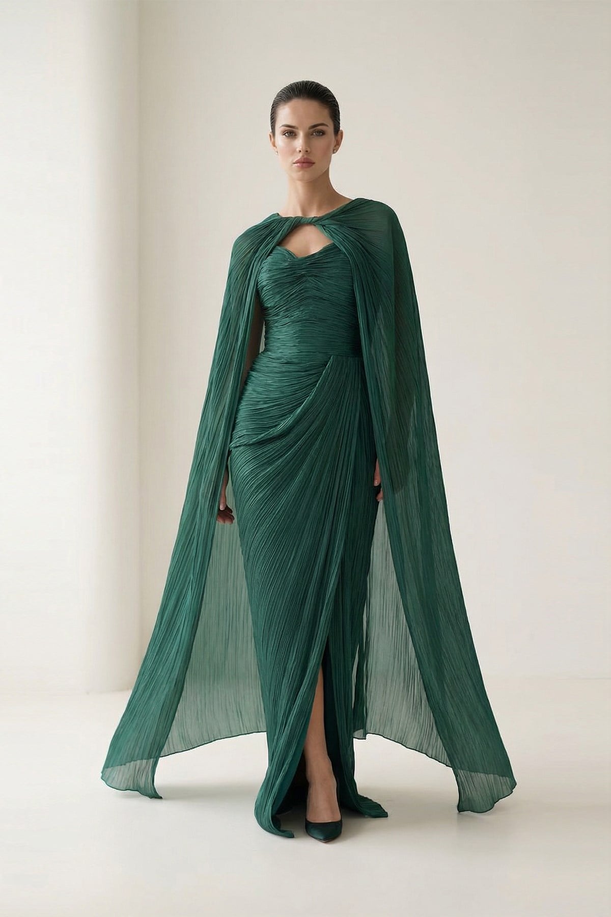 Zümrüt Pelerin Ve Drape Detaylı Geniş Kalıp Abiye Elbise