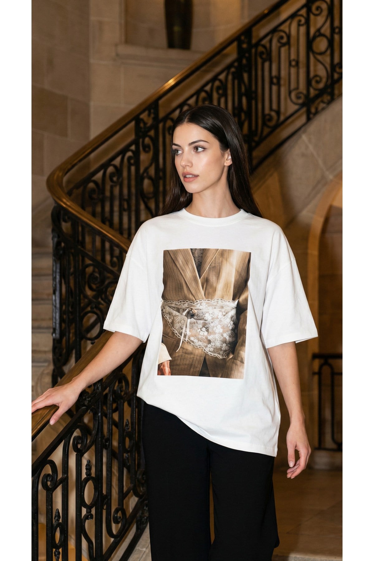 Ekru %100 Pamuk Amia&Co.Oversize Bisiklet Yaka Dantel Baskılı Charm Detaylı Kadın T-Shirt