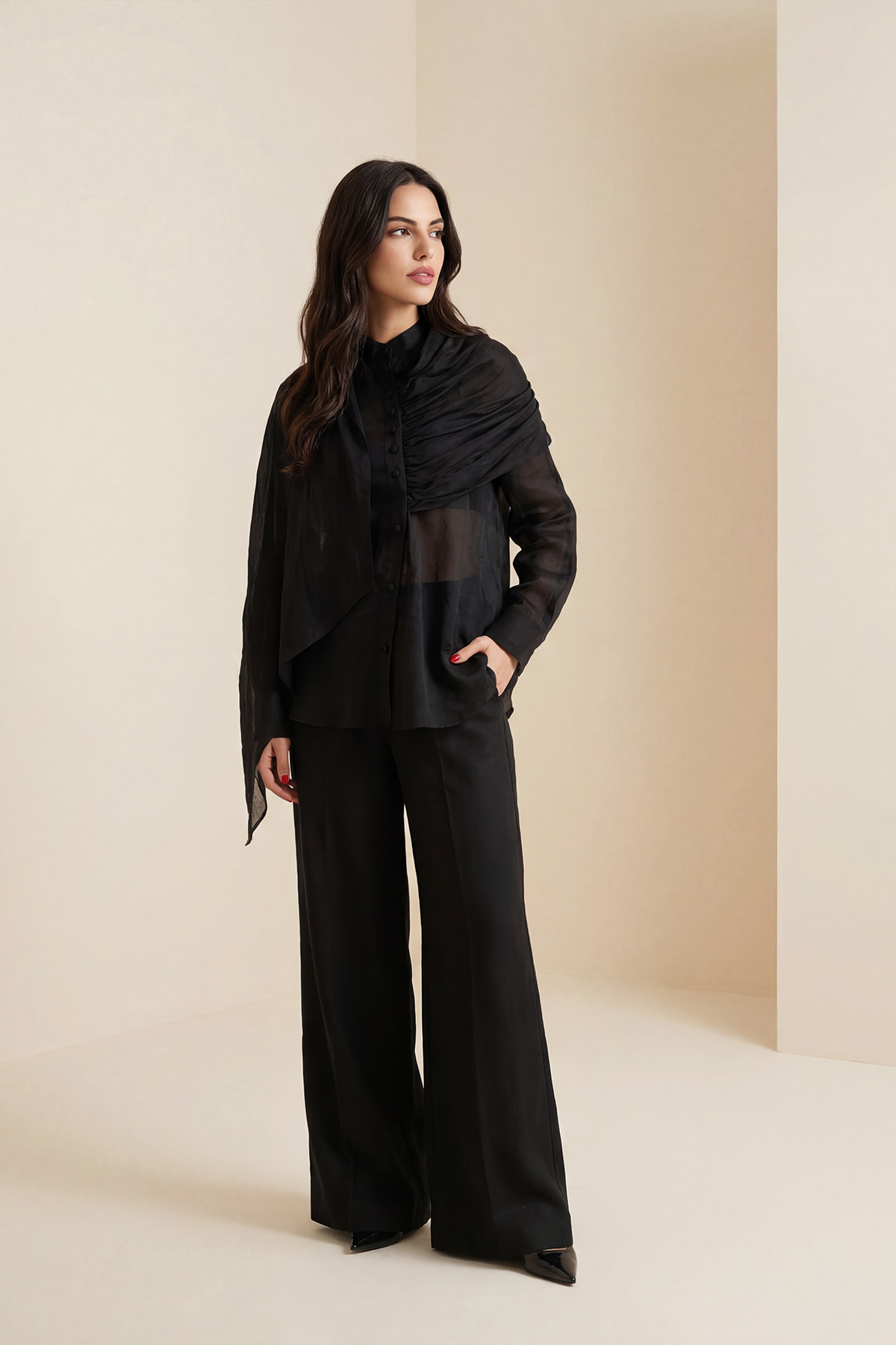 Siyah %100 Keten Drape Detaylı Kumaş Detaylı Uzun Kollu Rahat Kesim Gömlek