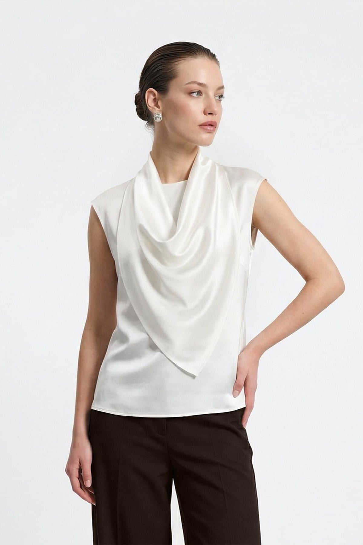 Krem Drape Ve Yaka Detaylı Kolsuz Bluz