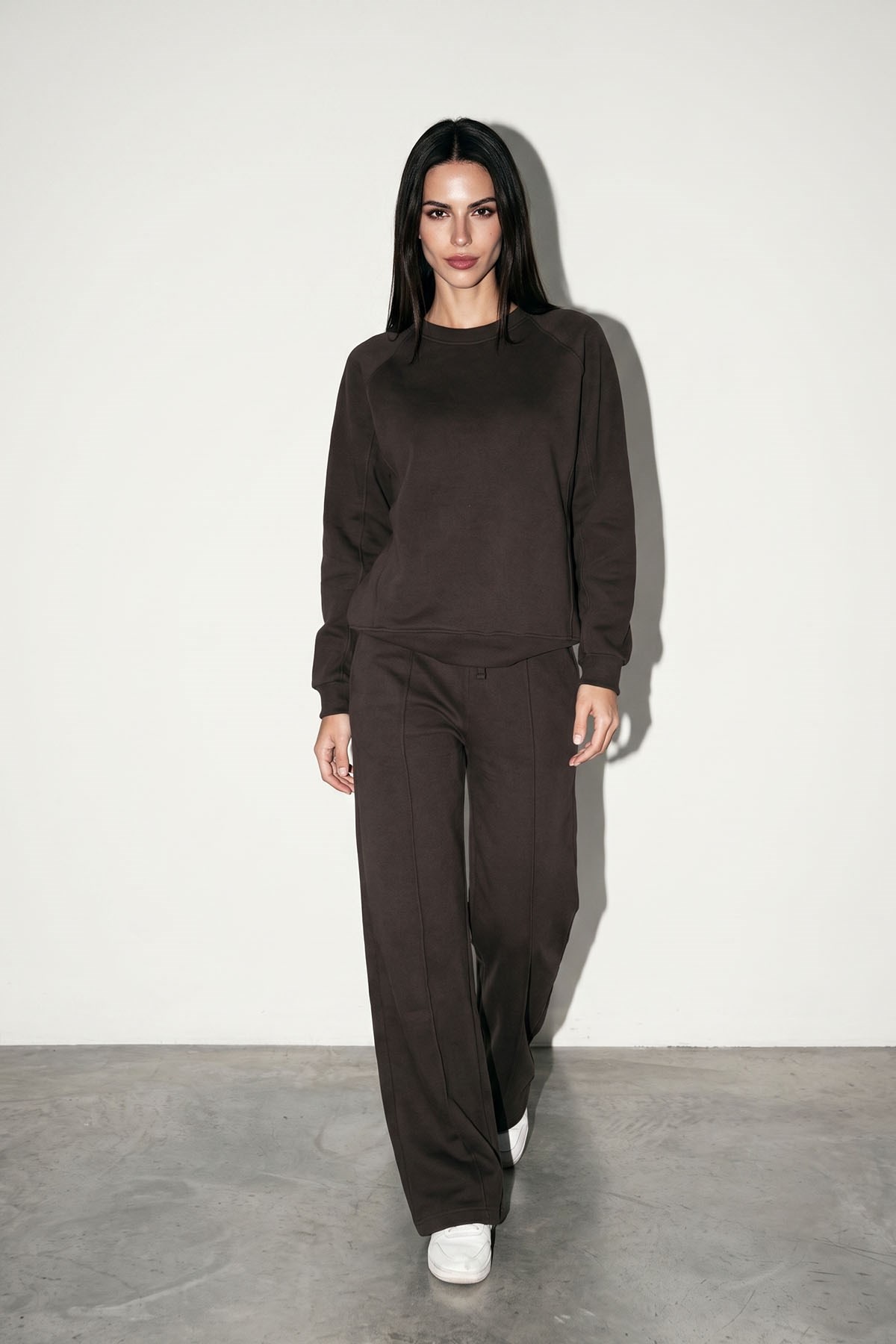 Kahve Uzun Kollu Sweatshirt Ve Düz Kesim Eşofman Takımı